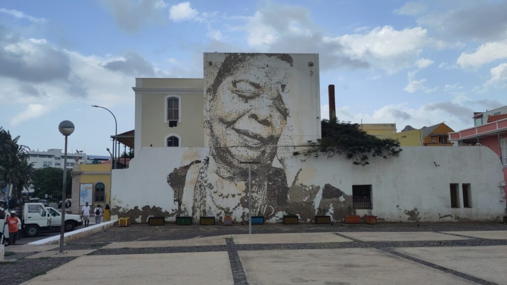 Yaw:19.76241,Pitch:5.714670036657159,Roll:0.2675291522068619